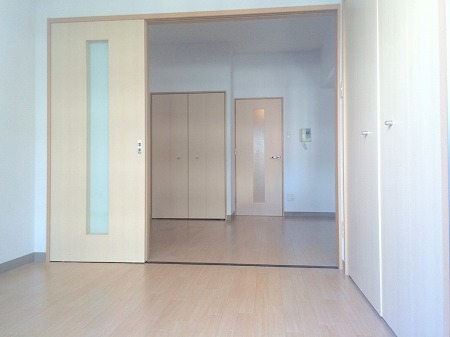 Living and room. It is a corner room