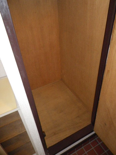 Receipt. Long object also there is also Maeru storage