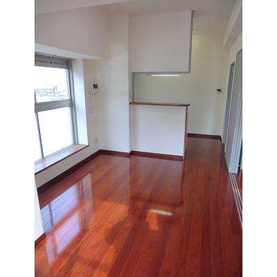 Living and room. Southwest angle room.
