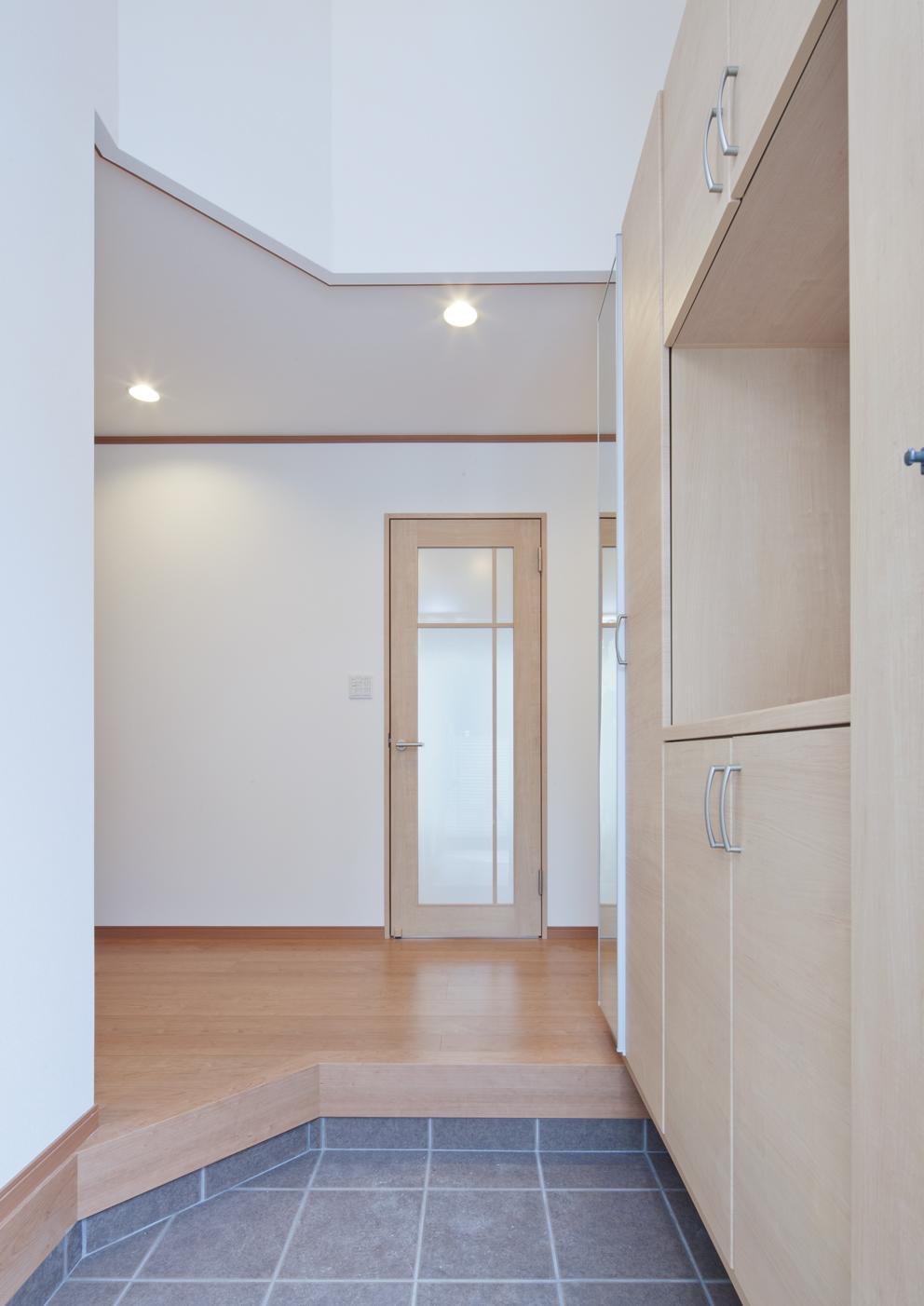 Entrance. Sale house entrance photo (September 2013 shooting) Characteristic entrance of the atrium with open feeling