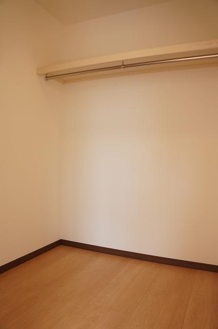 Receipt.  [Enforcement example] Walk-in closet