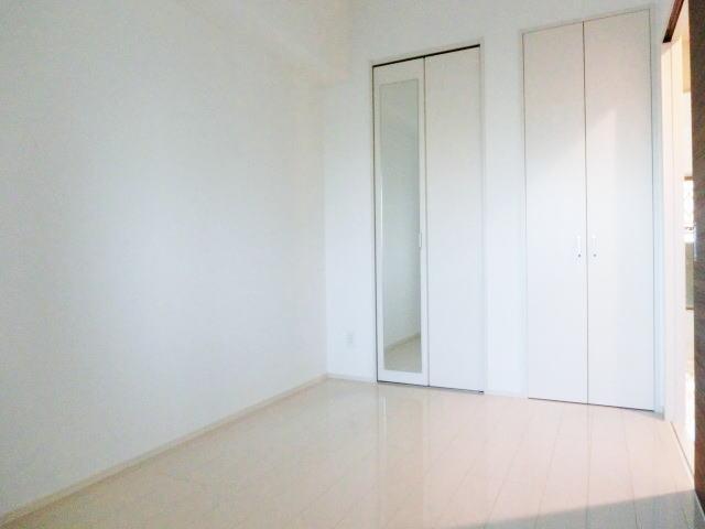 Living and room. Western style room ・ Closet with mirror