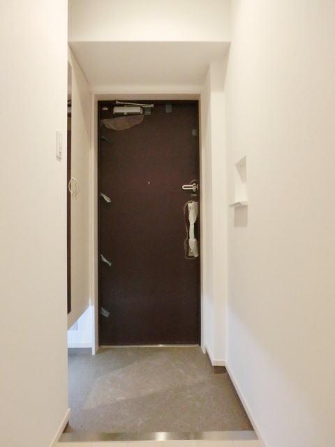Entrance. Shoe box there