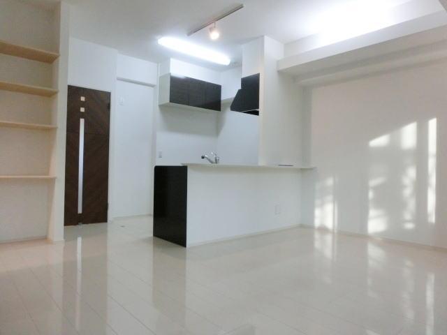 Living and room. Popular face-to-face kitchen