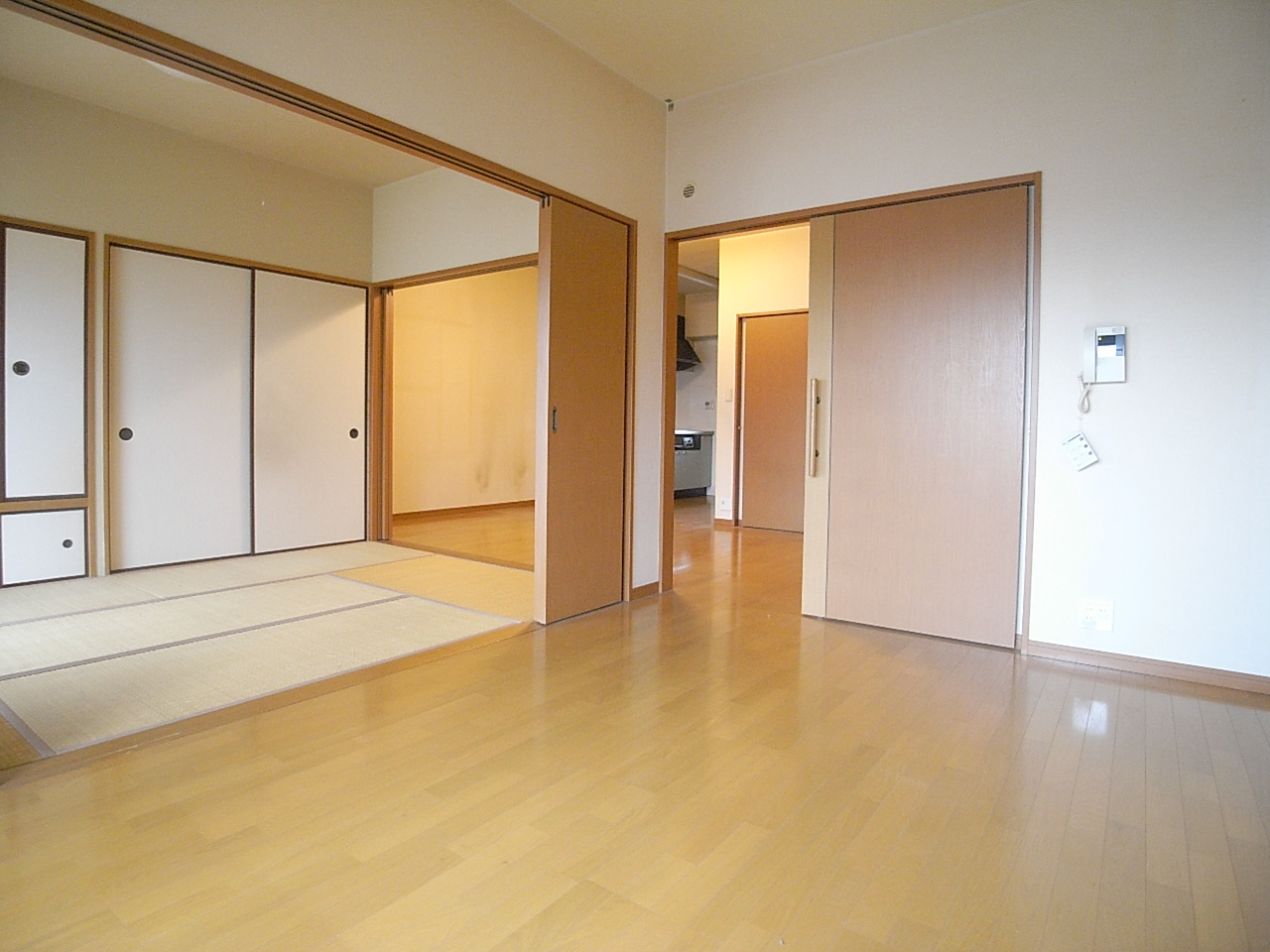 Living and room. Pat nor lighting ventilation