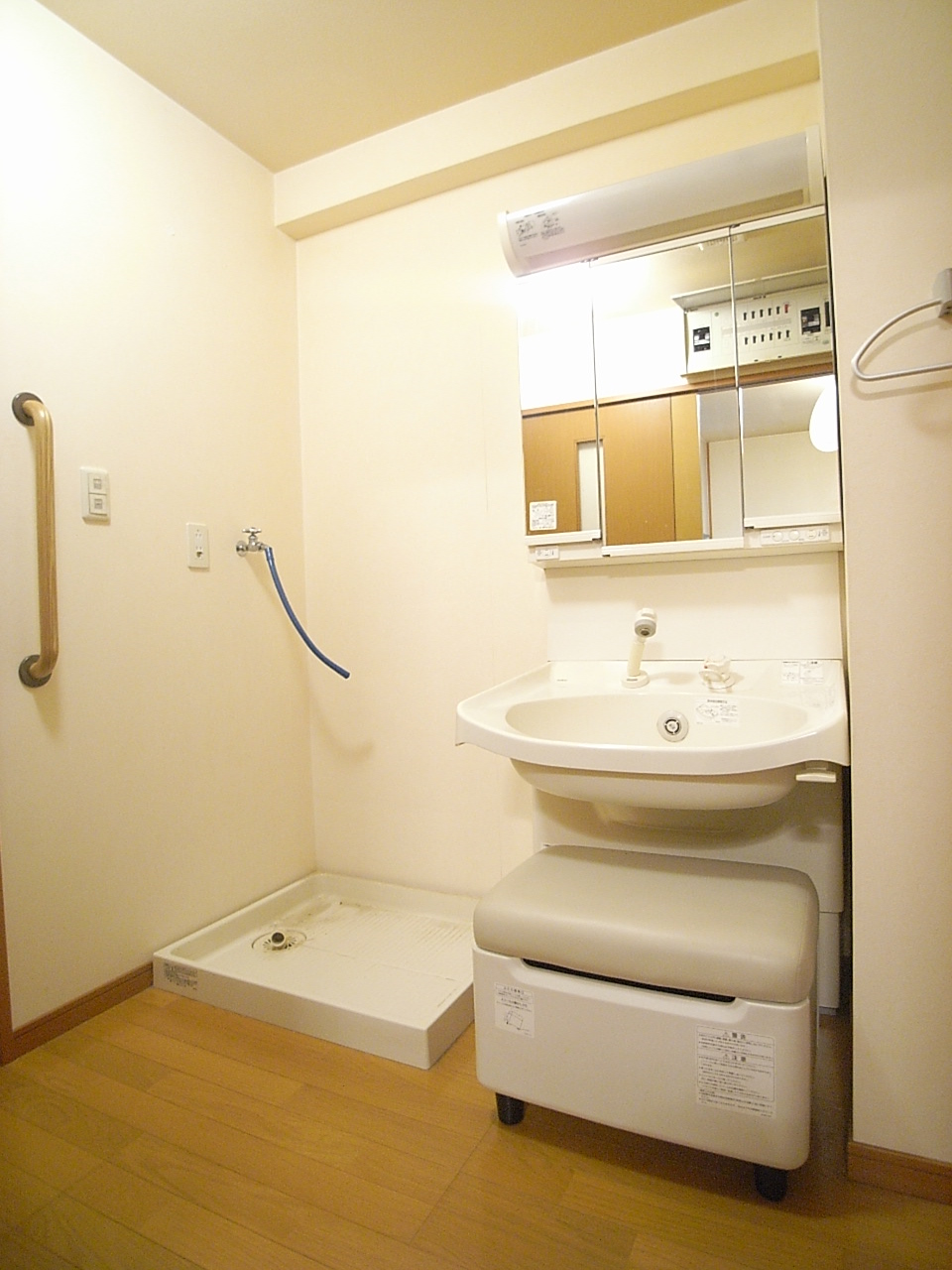 Washroom. With handrail in various places Washstand of height adjustable