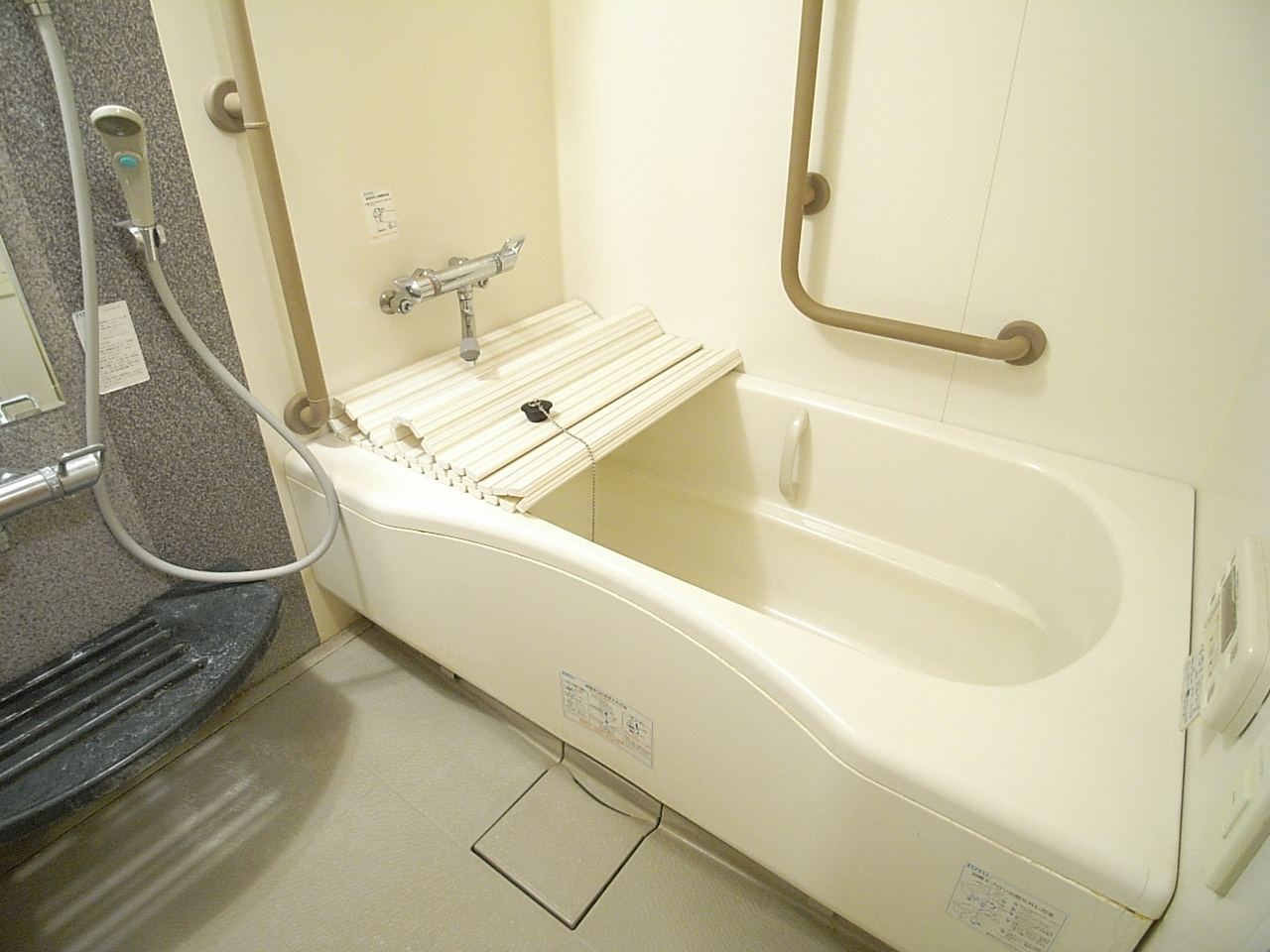 Bath. With handrail And out of the tub is easy to shallow tub