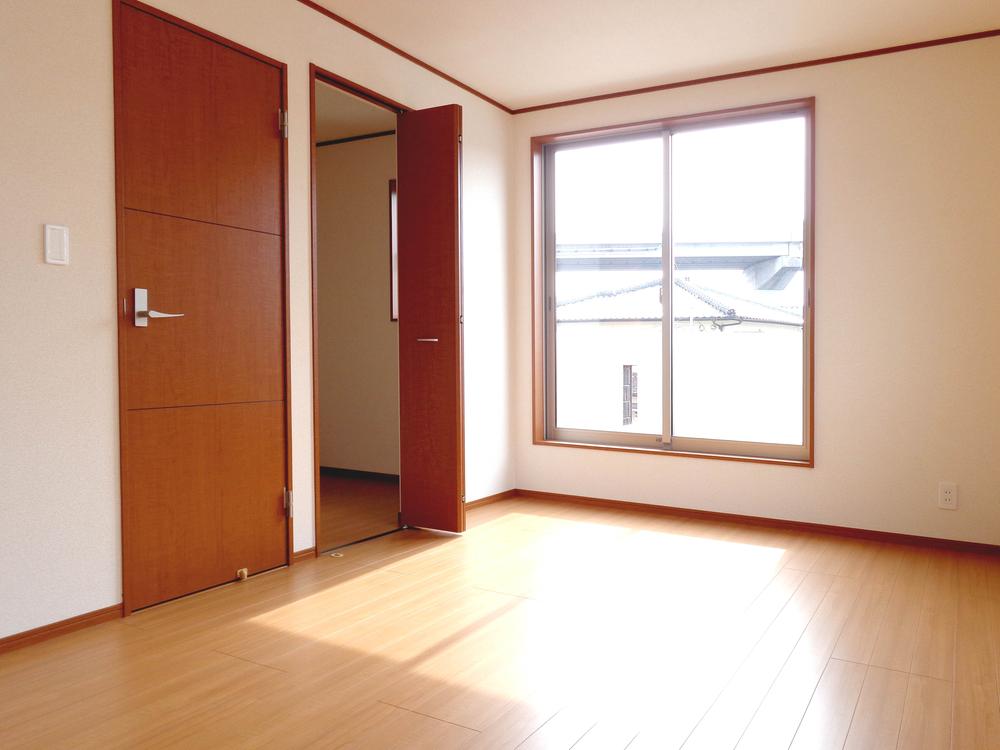 Non-living room. It is good per positive Western-style! This room there is a 2 Pledge of closet.