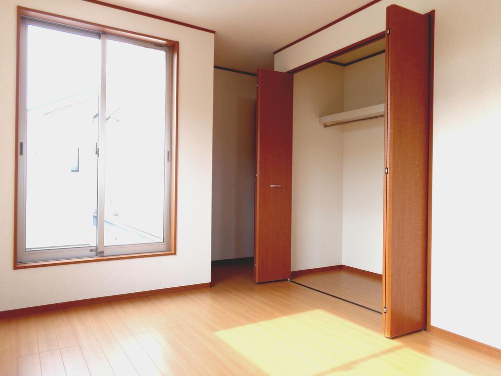 Non-living room. Is attached to the large storage is the second floor of the room.