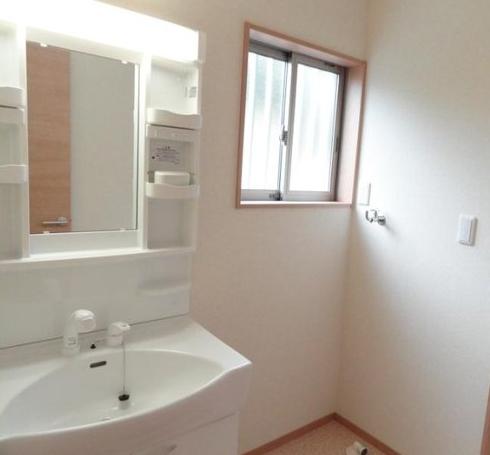 Wash basin, toilet. The image is an image. It may be different from the present situation.