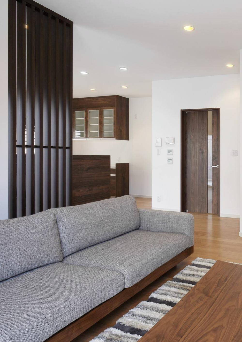 Building plan example (introspection photo). Living and flow of the installation air louvers loosely divide the space between the dining circulates up the whole room