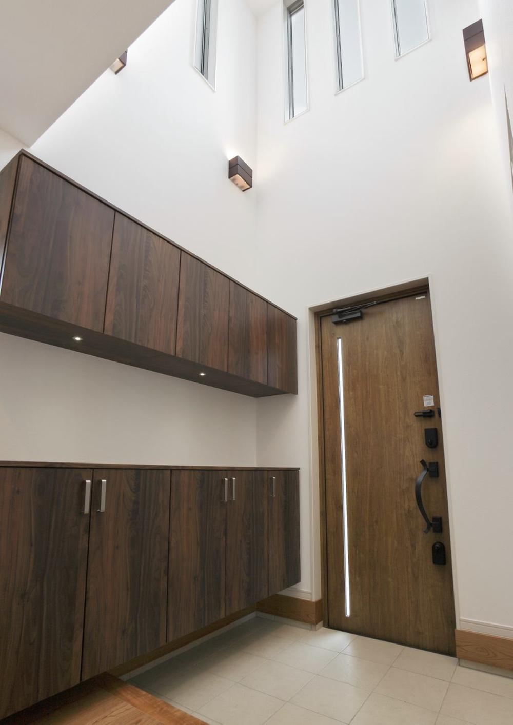 Building plan example (introspection photo). It will also be bright and airy large atrium entrance hall to the front door