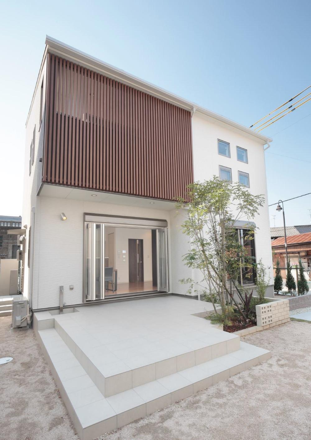 Building plan example (exterior photos). dining ・ It is releasing preeminent in combination with the wide tile deck installation full open sash from the kitchen