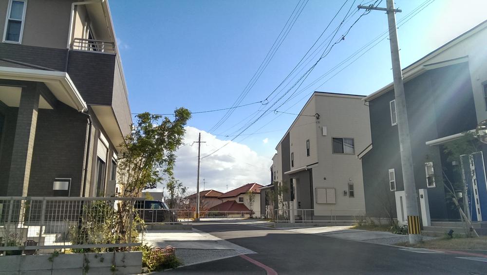 Local photos, including front road. Artic Youngstown Wakazono II cityscape