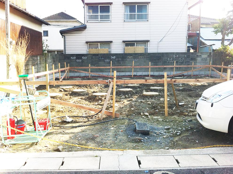 Local photos, including front road. It is currently in foundation work.