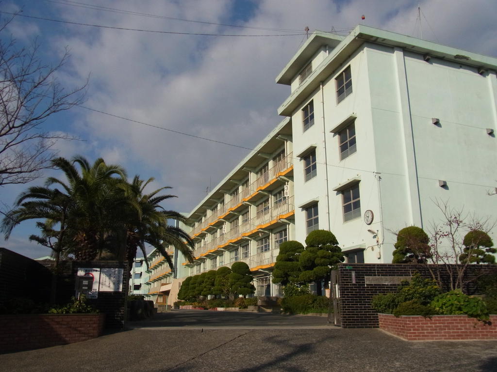 Junior high school. 476m to swamp junior high school (junior high school)