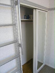 Living and room. Floor plan of the room might be somewhat different.