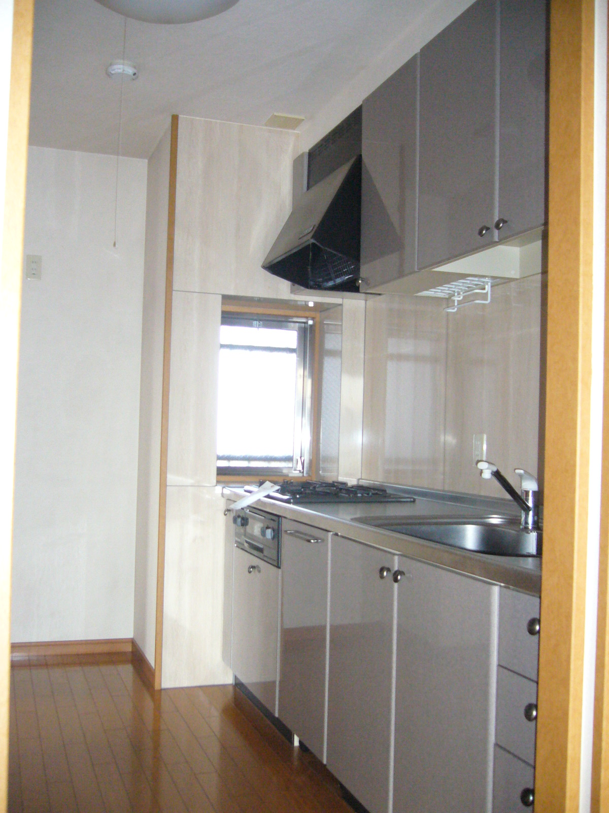 Kitchen. 2WEY kitchen. Bay window is useful.