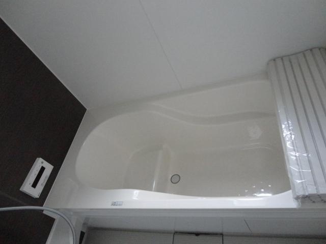 Bathroom. Tub stretch also slowly foot