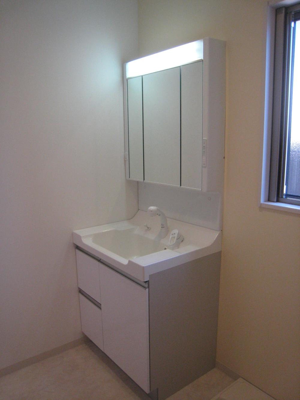 Wash basin, toilet.  ■ Since the three-sided mirror has become very easy to use.