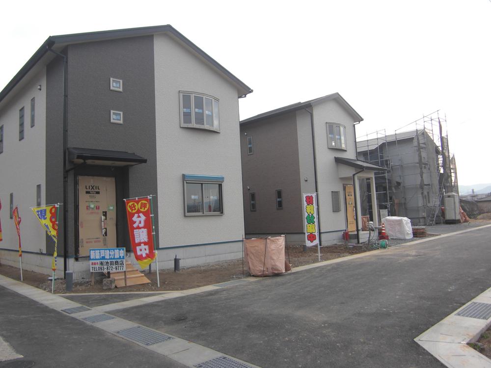 Local appearance photo. All three buildings sale! !