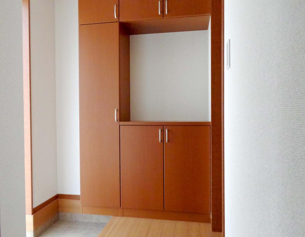 Entrance. Is the entrance of the storage space plenty of (^. ^)