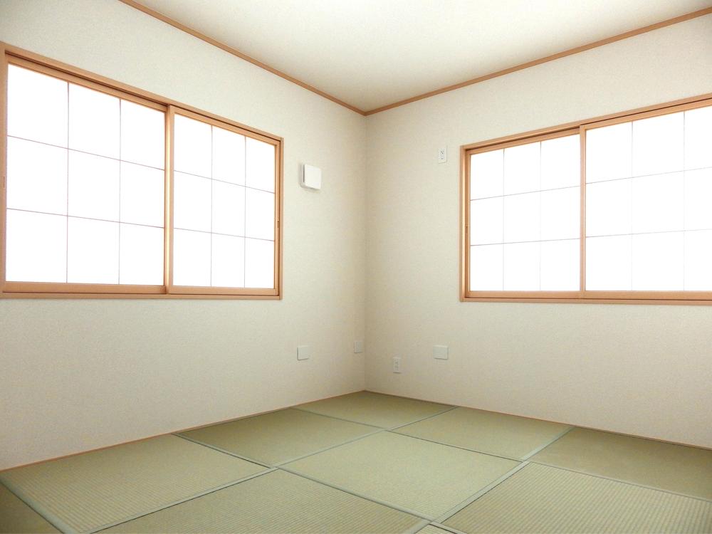 Non-living room. Is a Japanese-style room. It is a modern Japanese-style room. Again Japanese-style can be very useful it can be used in a variety of applications.