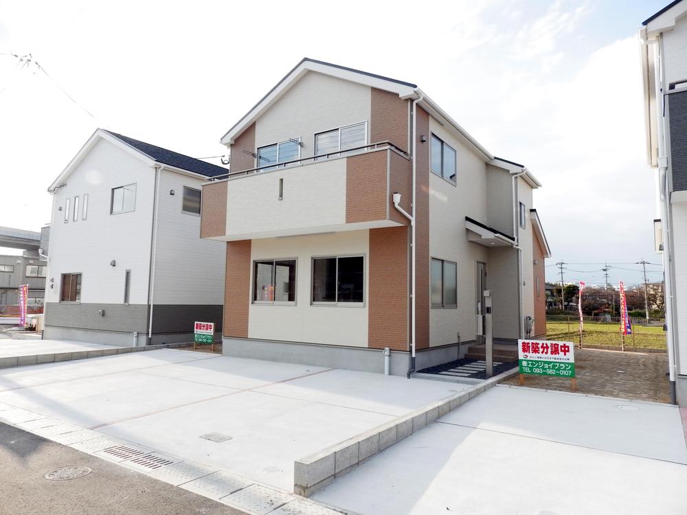 Local appearance photo. Completion. There are parking spaces 3 cars. It is during the open house implementation. By all means, please visit.