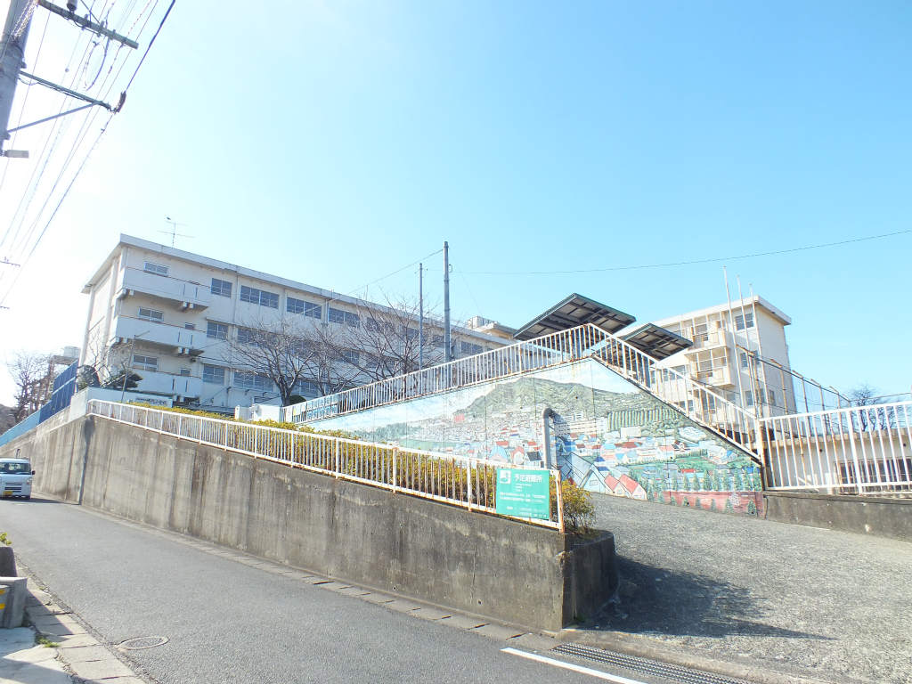 Primary school. Yokodai up to elementary school (elementary school) 530m