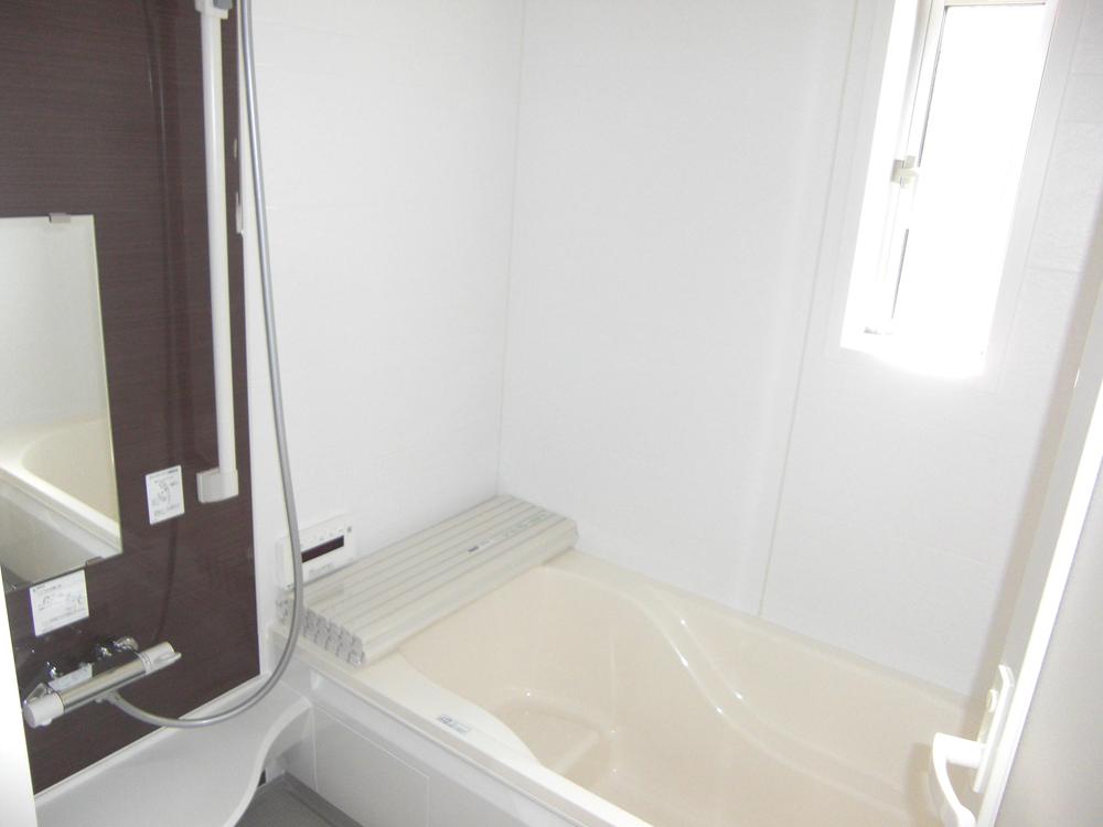Bathroom. Unit bus of 1 pyeong size to put afield. Also fun bath with children (Photo = same specifications)