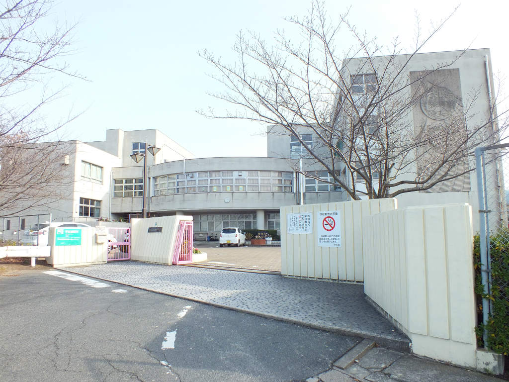 Junior high school. Moritsune 584m until junior high school (junior high school)