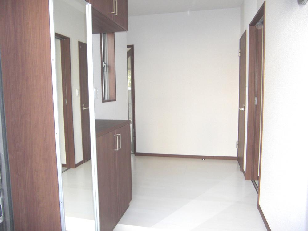 Entrance. Shoe box in which you can store plenty. You can check coordination of shoes, It is with happy full-length mirror! ! (Same specifications)