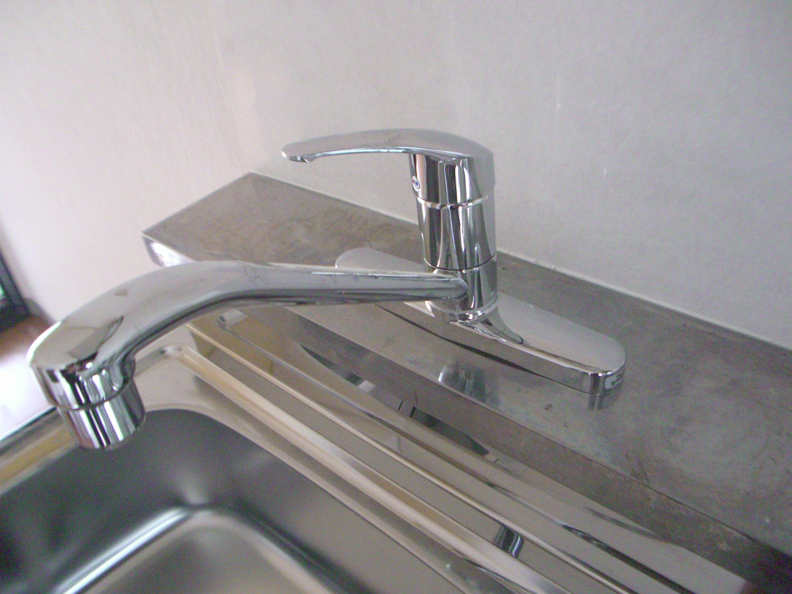 Kitchen. New single-lever faucet (image on the second floor)