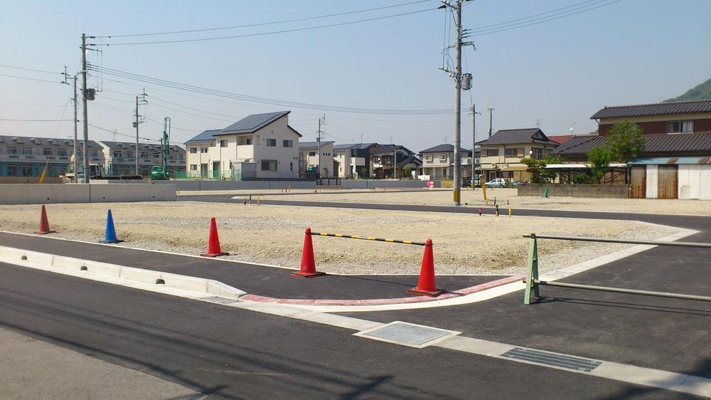 Local photos, including front road. No. 16 land front road