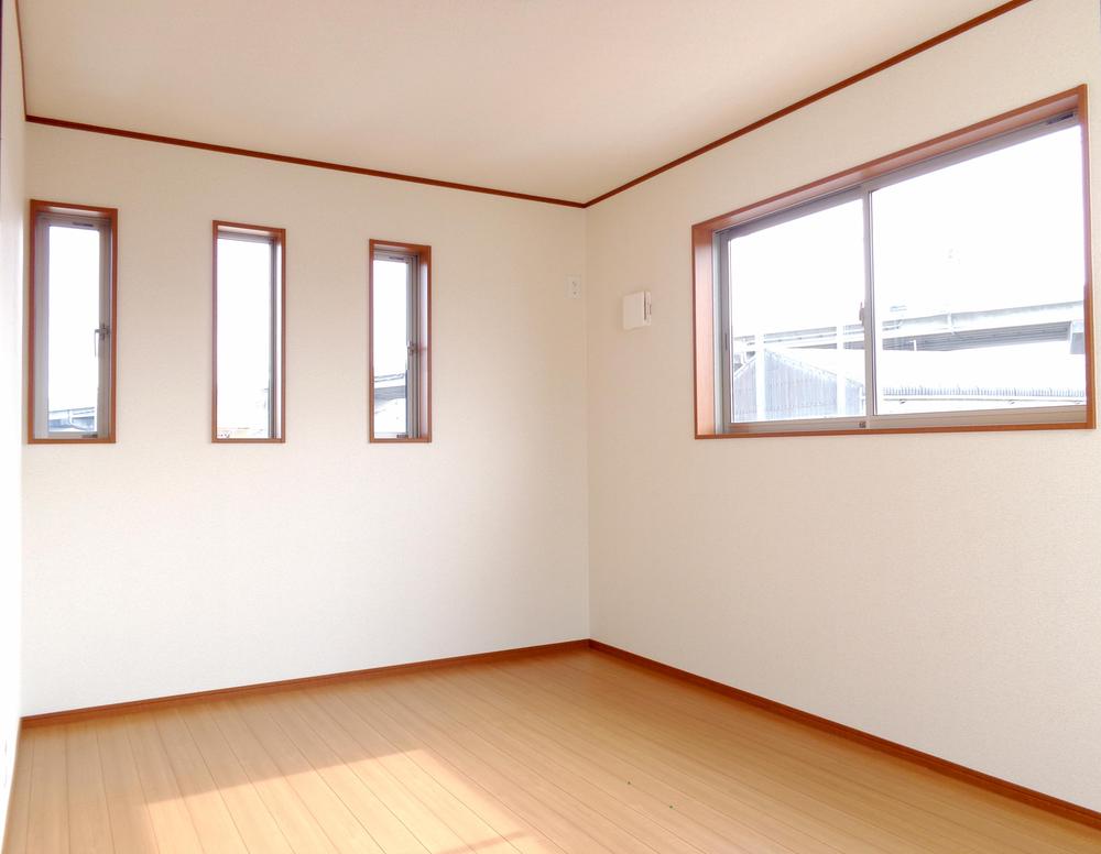 Non-living room. It is a triple window type of Western-style.