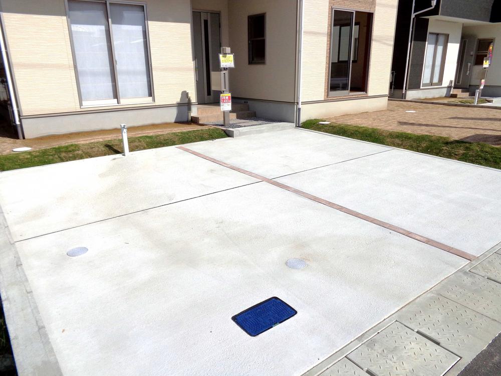 Parking lot. Road also widely, Parking easier, 'm Three parked are likely if light car! (^^)!