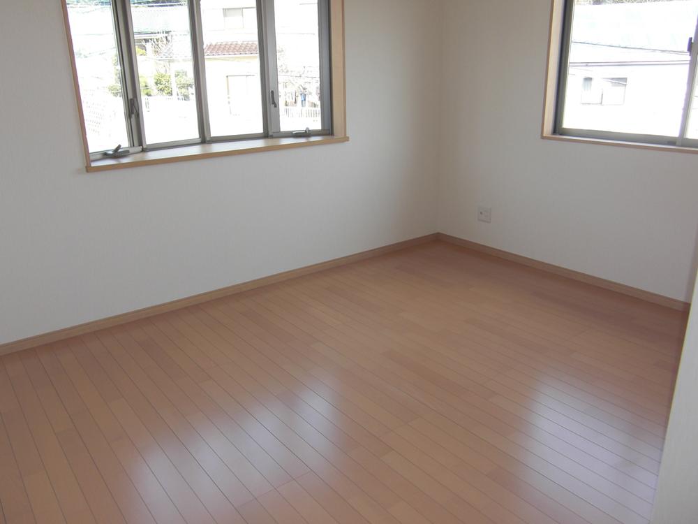 Same specifications photos (Other introspection). All building, All room 6 quires more Closet because with each room spacious even put luggage