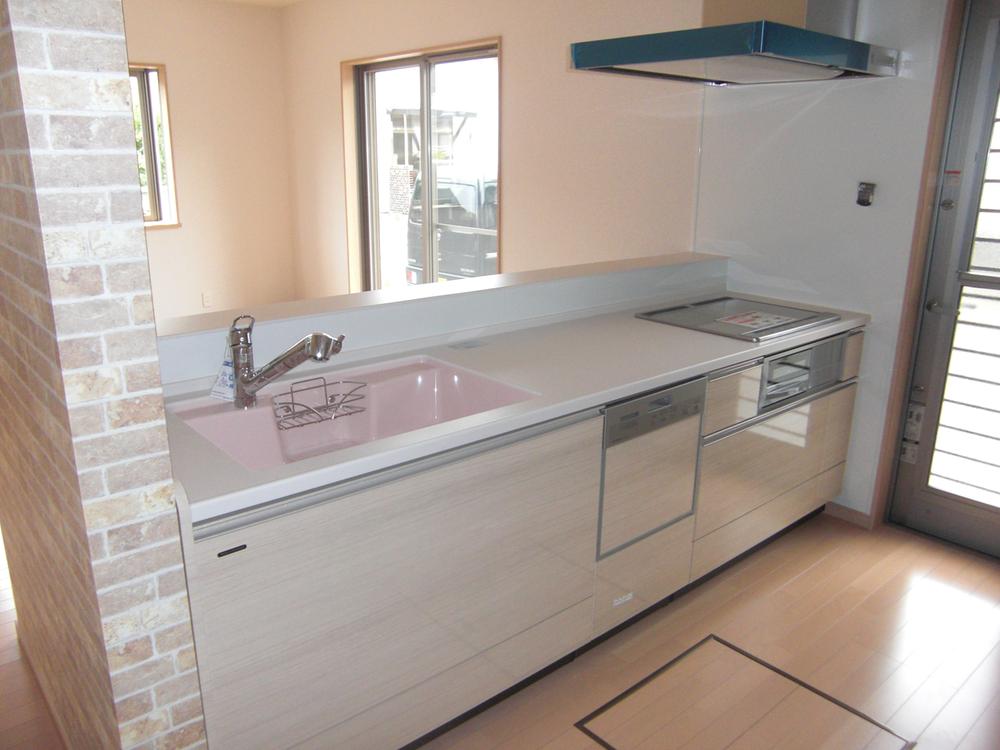 Kitchen. Face-to-face kitchen living room overlooking while the washing. Dishwasher ・ Clean up in with water purifier happy photo = construction cases