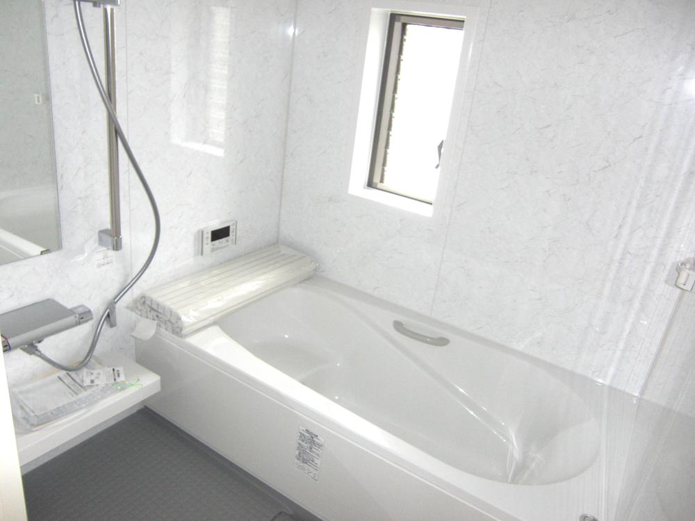 Bathroom. Bathroom of the calm atmosphere in the three-sided panel. Take the fatigue of the day, In the space of peace.