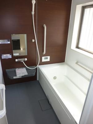 Bathroom.  ■ 11 / 10-11, 12-17 pm ■ Open House held