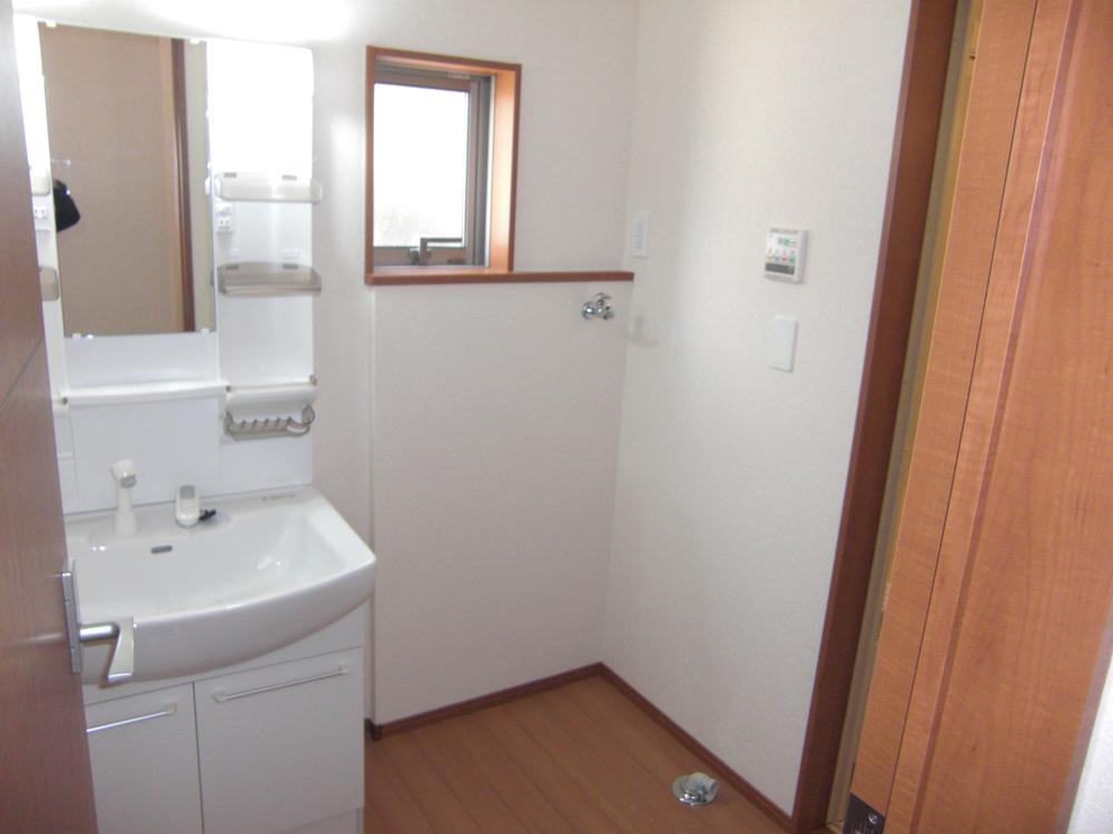 Wash basin, toilet. Vanity shower You can also comfortably in the bathroom the morning of shampoo (Photo = same specifications)