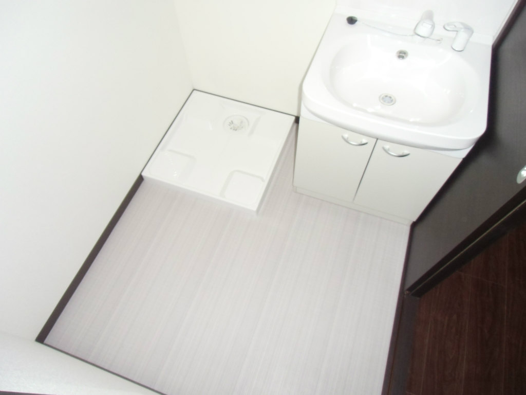 Washroom. Wide dressing room ☆ This quality in the Single Property! Indeed the latest Mansi