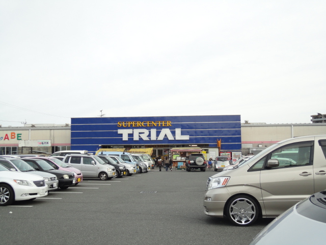 Shopping centre. 700m until the trial (shopping center)