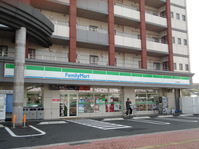 Convenience store. 600m to Family Mart (convenience store)