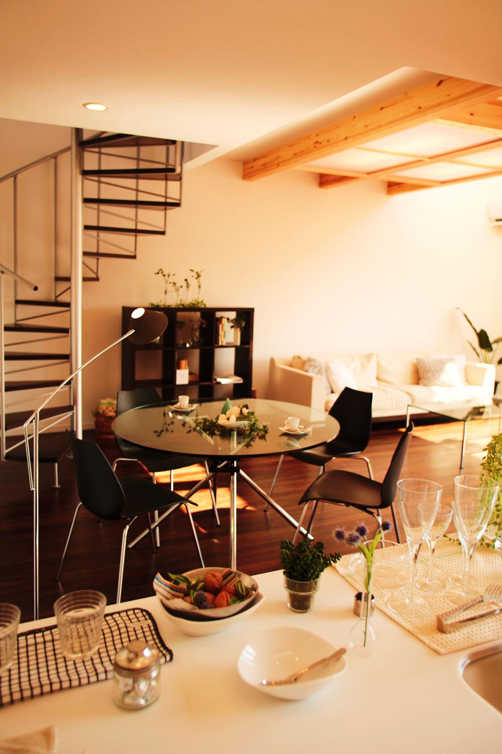 Building plan example (introspection photo). Floor felt firmly on the line of sight and signs to the living-dining from the kitchen. Also making it easier to take communication!