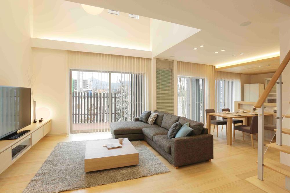 exhibition hall / Showroom. LDK to produce a sense of openness in the light and the height of the ceiling from the sky of the city housing exhibition hall atrium.