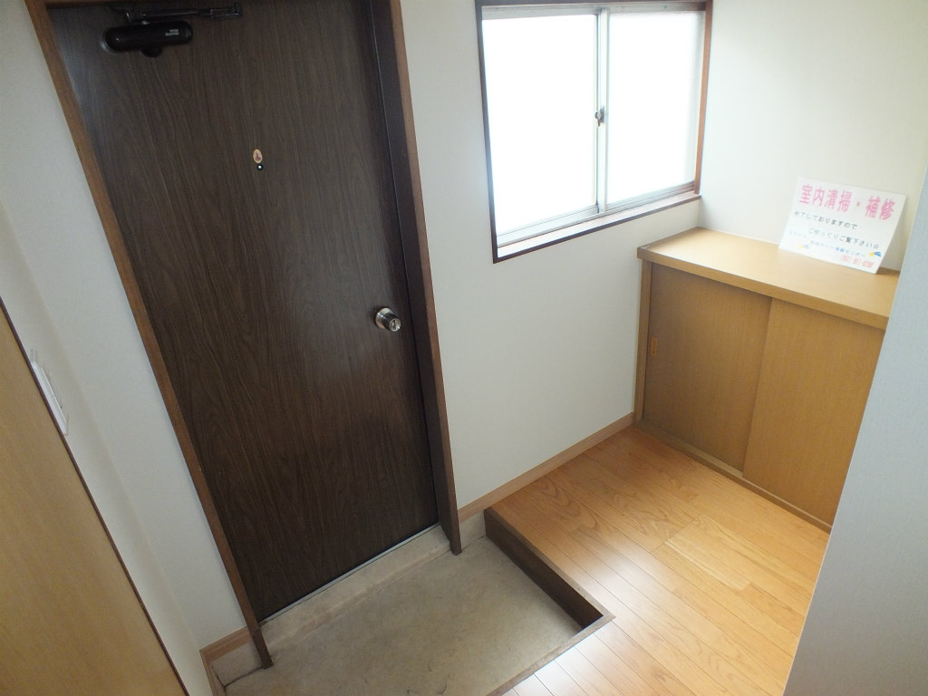 Entrance. Since there is also firmly shoebox, No worry shoes even generous ""