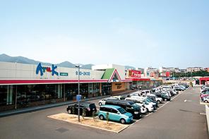 Supermarket. Dot Earl garden 980m to Kokura