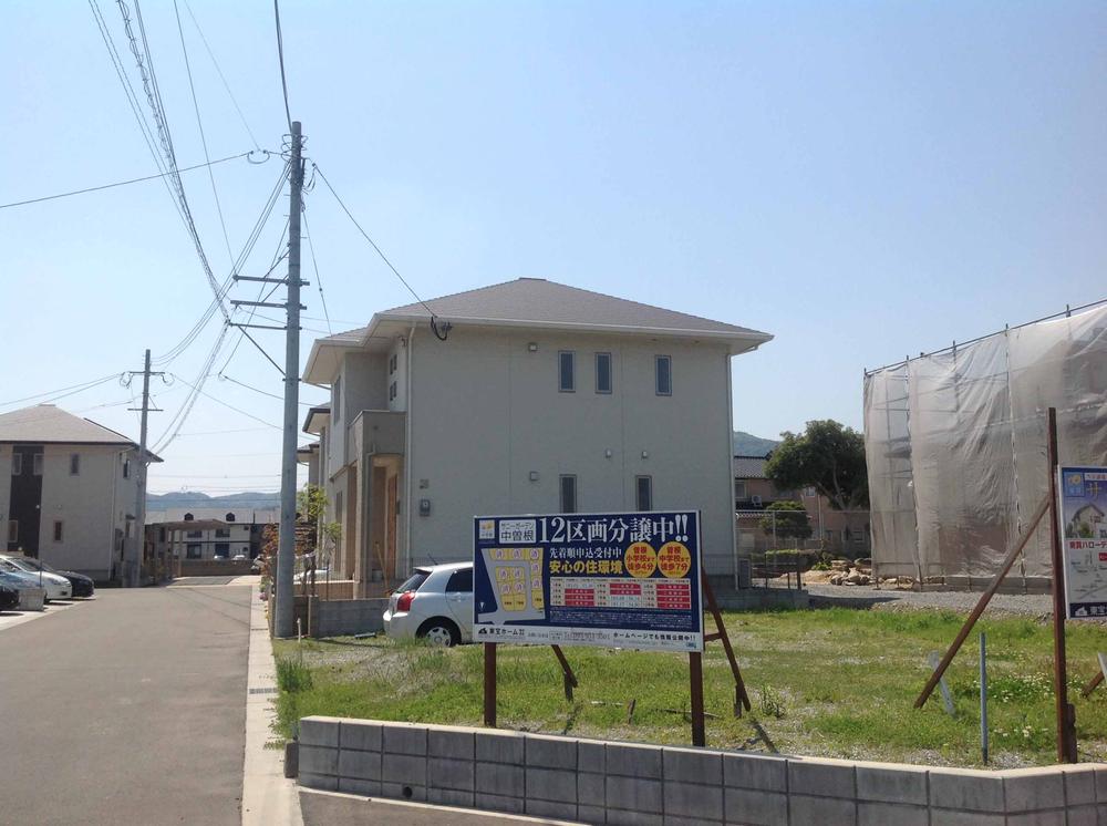 Local photos, including front road. Local (04 May 2013) shooting All compartment corner lot. Please visit us once local.