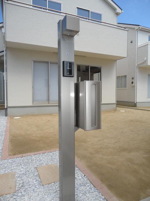 Other Equipment. It is the intercom with a post of the planned installation. Since the lighting also has a You can also check the night of the visitors in the color monitor